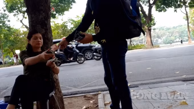 Bãi trông giữ xe phía trước tòa nhà Vinaphone thu 10.000/lượt gửi xe. Ảnh Hà Long.