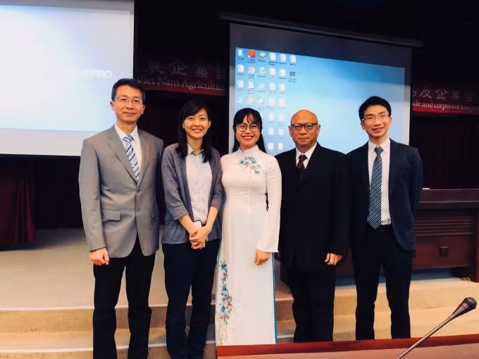 Đại diện SCB, bà Nguyễn Thị Ngọc Hương – Phó Giám đốc Khối Doanh Nghiệp (áo dài), trình bày những vướng mắc, hạn chế của tài chính cho nông nghiệp tại Việt Nam.