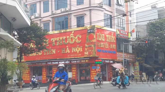 Chuyên khoa mắt – Kính thuốc Tràng Tiền ( 2 cơ sở, trong đó có 1 cơ sở tại 24 Hòa Bình, Âu Cơ) đang được bạn đọc phản ánh có dấu hiệu không phép.