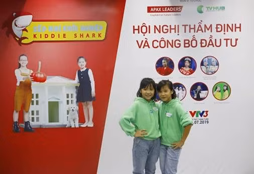 Hai chị em sinh đôi Nguyễn Danh Hương Lâm - Nguyễn Hữu Khuê Lâm vui mừng khi được Hội đồng thẩm định quyết định đầu tư cho Dự án “Hồ bơi di động Lâm Lâm”.