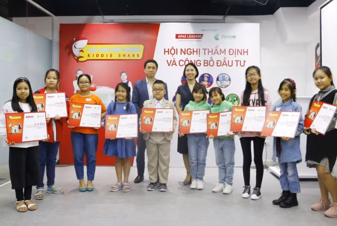 Các “Sếp nhí” được Apax Leaders dành tặng bộ “giải mã gene” đến từ Genetica.