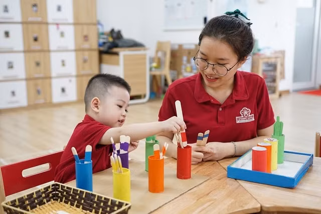 Trẻ đóng vai trò chính trong mỗi hoạt động và giáo viên là người hỗ trợ, hướng dẫn