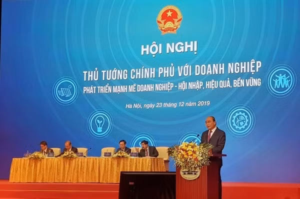Thủ tướng Chính phủ Nguyễn Xuân Phúc phát biểu tại Hội nghị Chính phủ với doanh nghiệp sáng 23/12. Ảnh: VGP