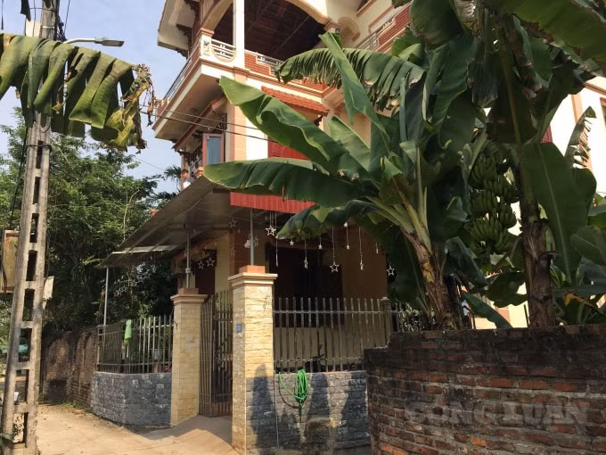 Thửa đất của gia đình bà Lê Thị Bửu mua của cụ Nguyễn Khắc Lĩnh đã được UBND xã Xuân Canh, cán bộ thôn Văn Tinh bán cho nhiều hộ gia đình.