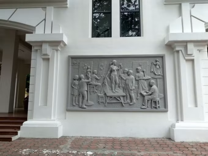 Bức phù điêu gỡ đi nhưng những ý nghĩ sẽ còn lại mãi. Ảnh: V.H