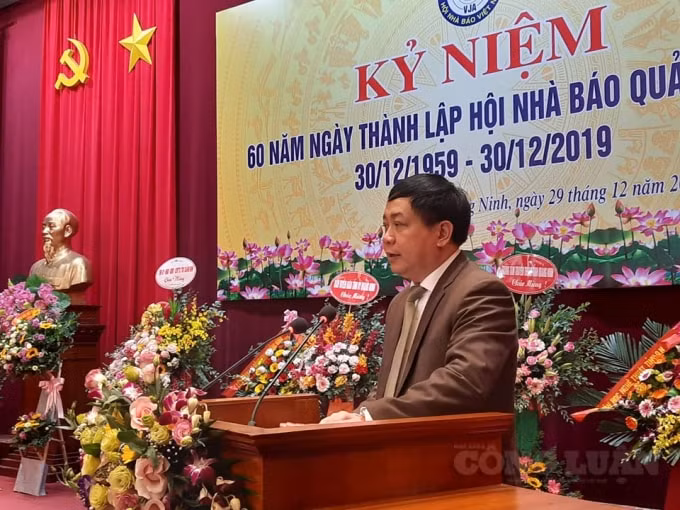 Đồng chí Mai Vũ Tuấn, Tỉnh ủy viên, Chủ tịch HNB Quảng Ninh, Giám đốc Trung tâm truyền thông tỉnh phát biểu tại Lễ kỷ niệm. Ảnh: Nguyễn Quân.