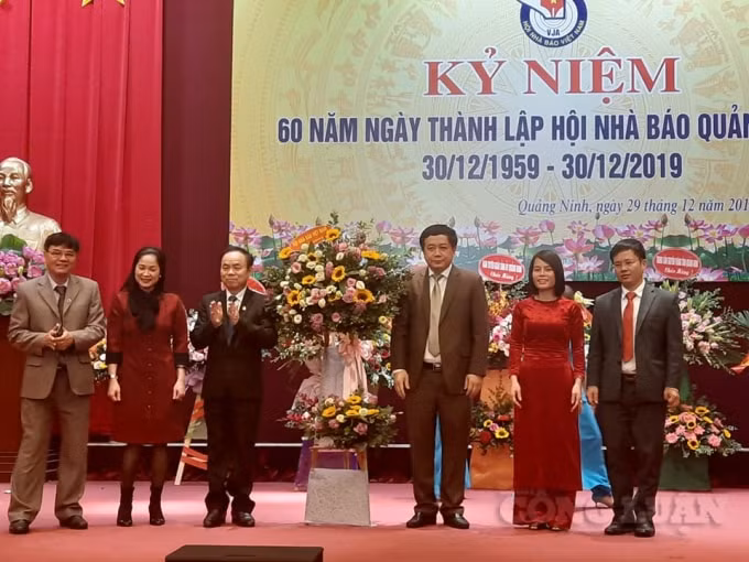 Đại diện lãnh đạo Hội Nhà báo Việt Nam tặng hoa chúc mừng Hội Nhà báo tỉnh Quảng Ninh. ẢNh: Nguyễn Quân.
