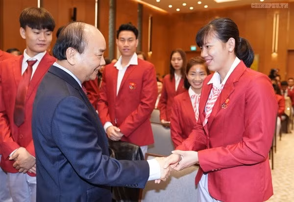 Thủ tướng Nguyễn Xuân Phúc gặp gỡ các vận động viên. Ảnh: VGP