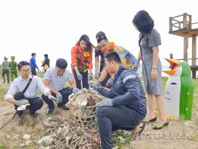 Nữ hoàng điền kinh Nguyễn Thị Thanh Phúc và diễn viên Lý Hùng cùng các bạn trẻ tham gia nhặt rác.