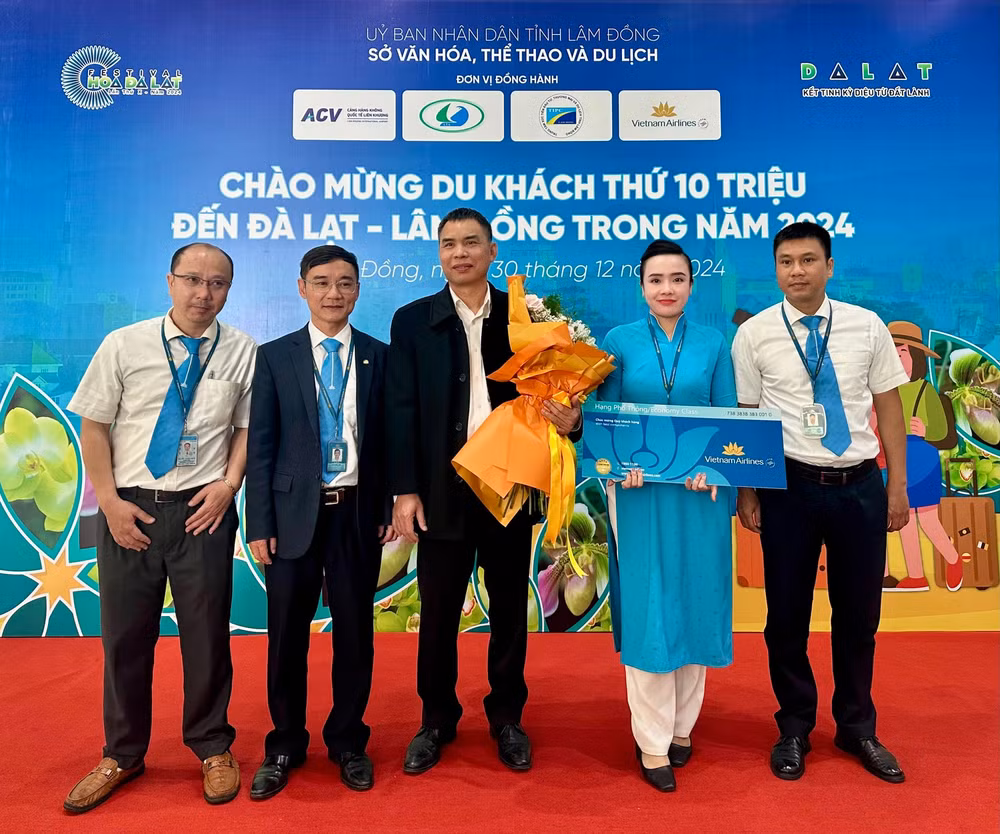 vietnam airlines phoi hop voi tinh lam dong chao don du khach thu 10 trieu hinh 2