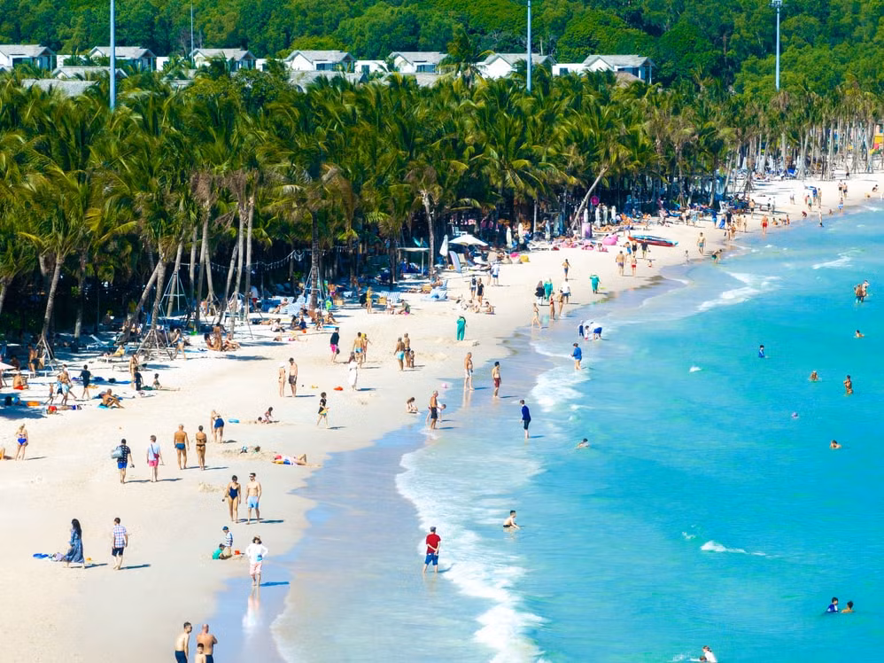cu 5 phut lai co chuyen bay ha canh du lich phu quoc vao mua boi thu hinh 1