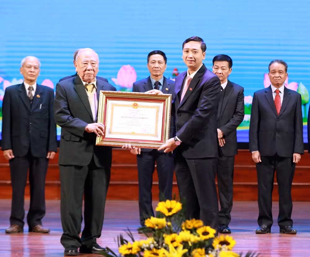 nguyen tong bien tap bao bac giang duoc trao tang huan chuong lao dong hang ba hinh 1