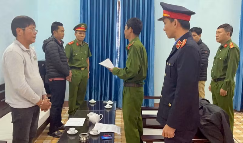 bat tam giam truong phong quan ly do thi tp hoi an va cap duoi ve toi nhan hoi lo hinh 1