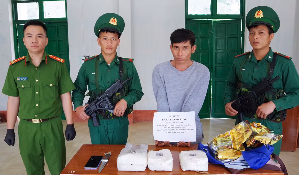 kon tum bat doi tuong van chuyen 3kg ma tuy tu lao ve viet nam voi 15 trieu tien cong hinh 1