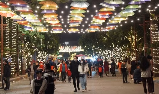 ha noi mo rong khong gian pho di bo tang cuong diem vui choi tet duong lich 2025 hinh 1
