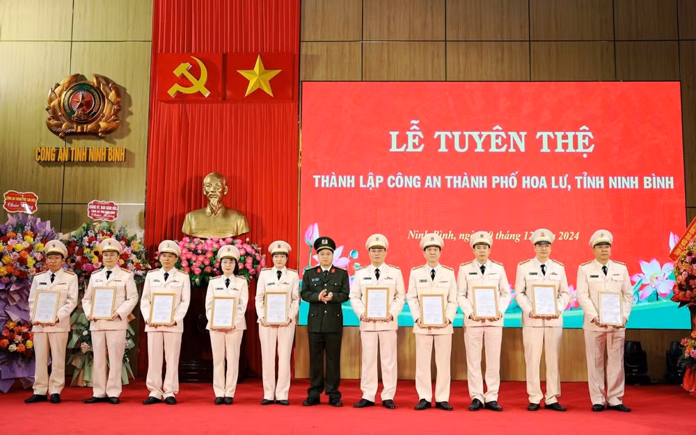 quyet dinh cua bo truong bo cong an ve thanh lap cong an thanh pho hoa lu hinh 1