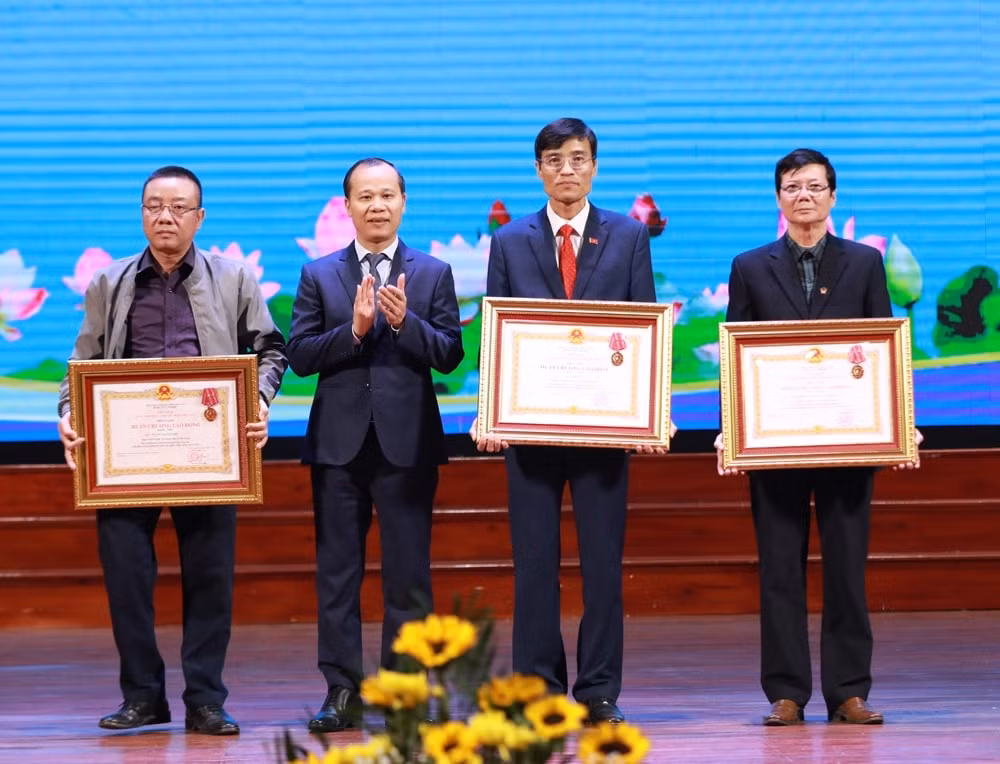 nguyen tong bien tap bao bac giang duoc trao tang huan chuong lao dong hang ba hinh 2