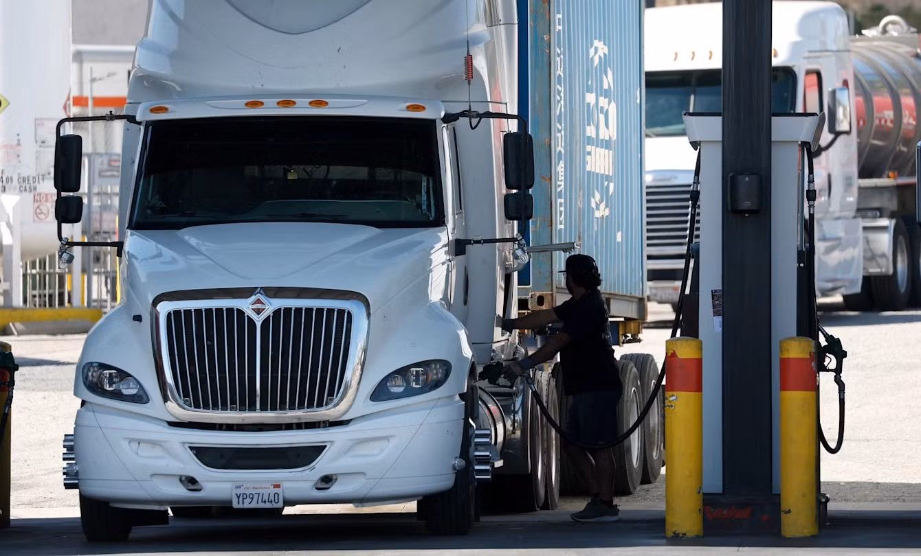 Giá dầu diesel tăng vọt, gia tăng áp lực lên nền kinh tế Mỹ