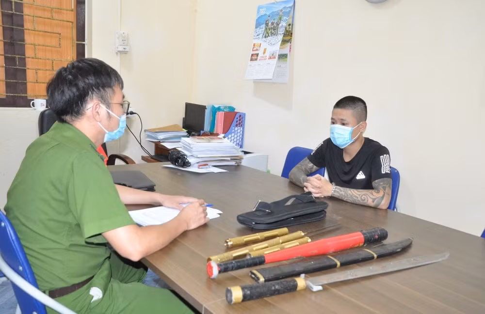 bat giu nam thanh nien cung ban gai dang choi ma tuy thu nhieu sung dan hinh 1
