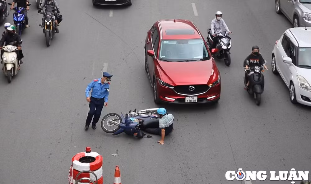 ha noi van con bat cap khi thi diem phan lan phuong tien duong nguyen trai hinh 1