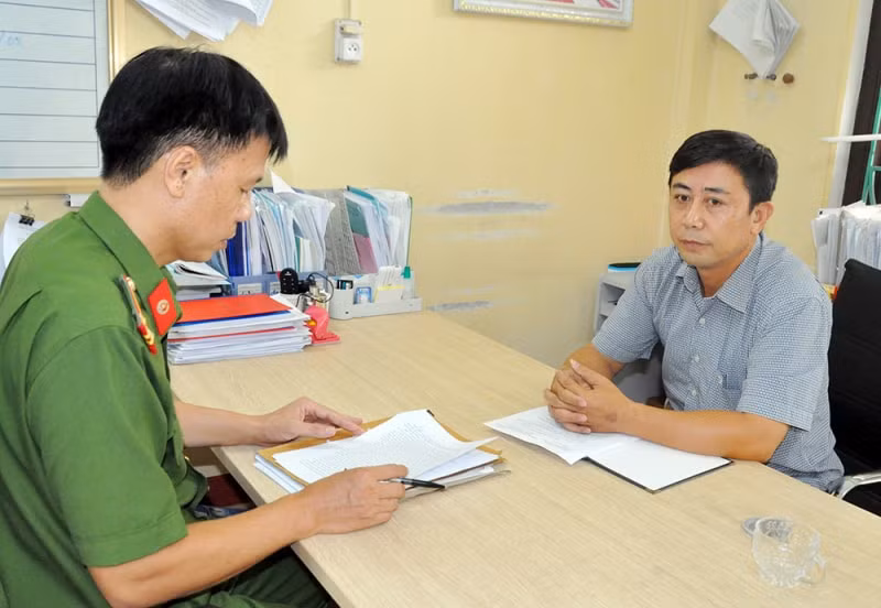 khoi to hieu truong ky chung tu khong rut ruot ngan sach 162 trieu dong hinh 1