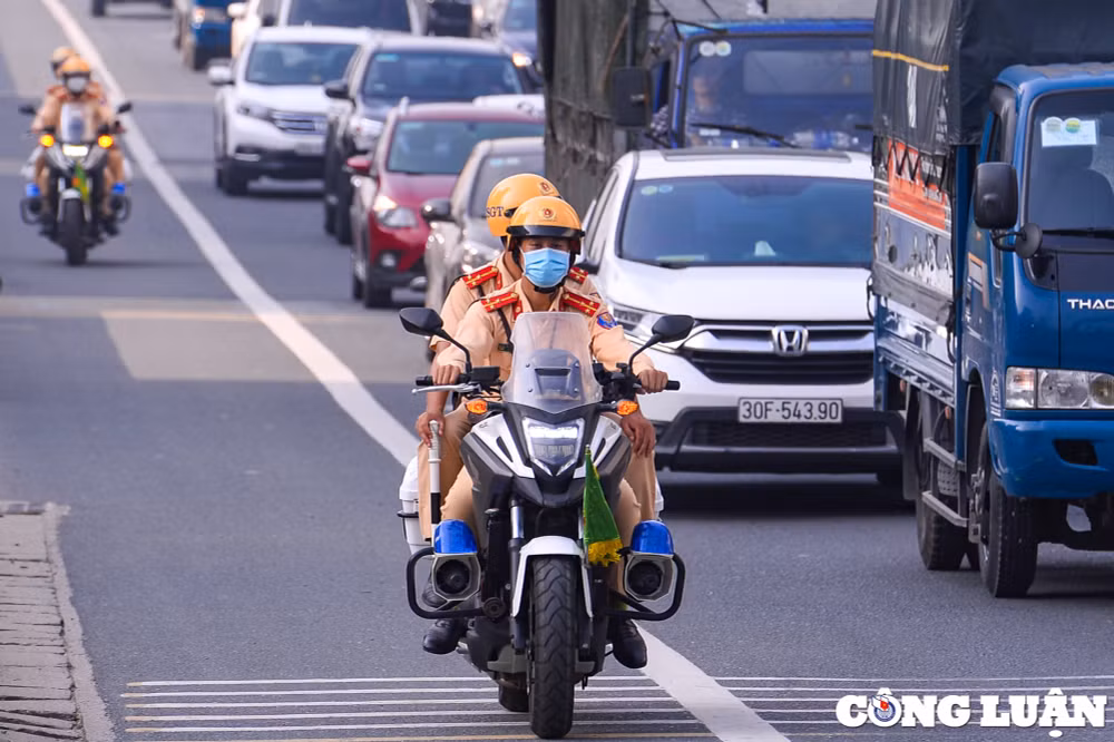 ha noi csgt su dung xe mo to tuyen truyen nhac nho lai xe tren tuyen vanh dai 3 hinh 5