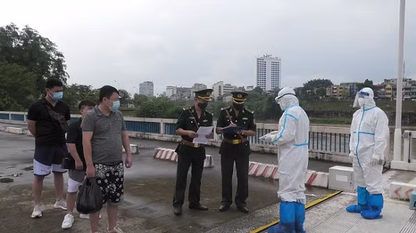 lao cai trao tra 3 nguoi trung quoc tron tu cac song bac campuchia vuot bien trai phep hinh 1