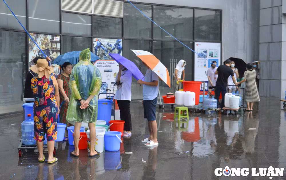 ha noi thieu nuoc sach nguoi dan o chung cu xach xo chau lay nuoc ve sinh hoat hinh 9