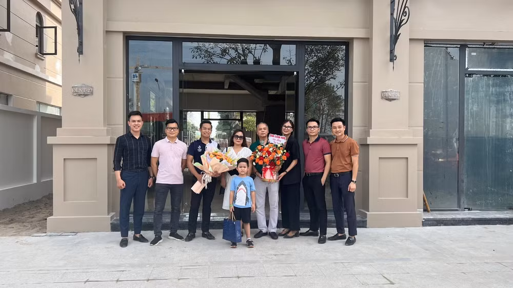 khach hang lien tiep nhan ban giao shophouse tai vinhomes ocean park 2 the empire hinh 1
