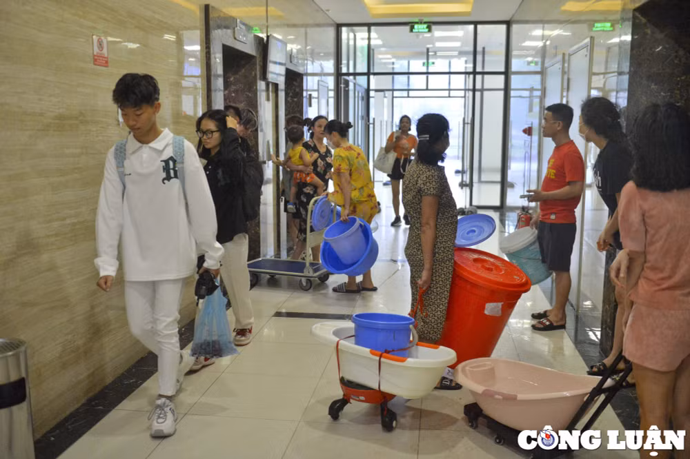 ha noi thieu nuoc sach nguoi dan o chung cu xach xo chau lay nuoc ve sinh hoat hinh 8