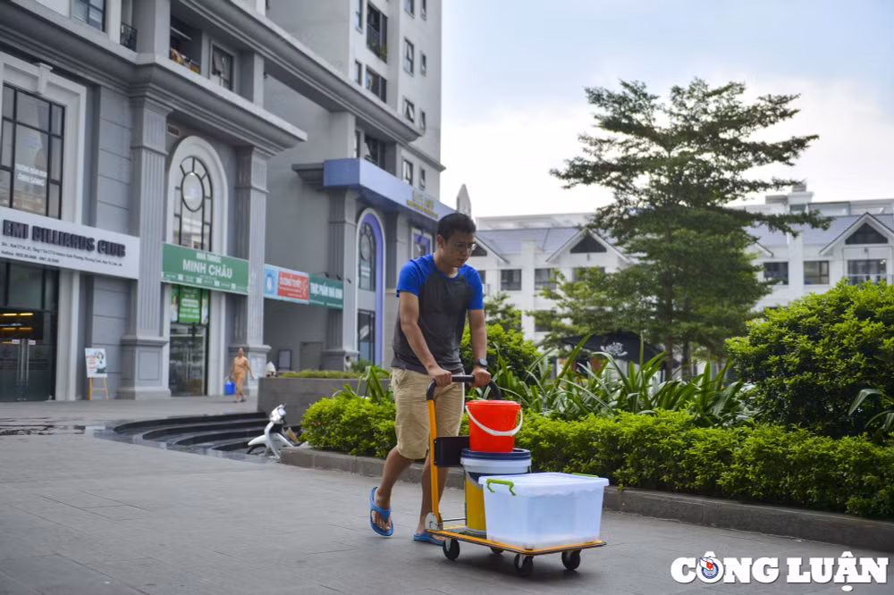 ha noi thieu nuoc sach nguoi dan o chung cu xach xo chau lay nuoc ve sinh hoat hinh 5