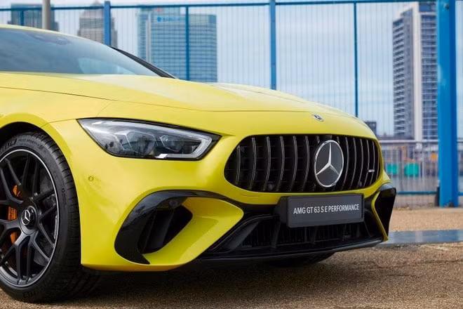 mercedes amg gt 63 lay cam hung tu tay vot huyen thoai roger federer duoc ban dau gia hinh 2