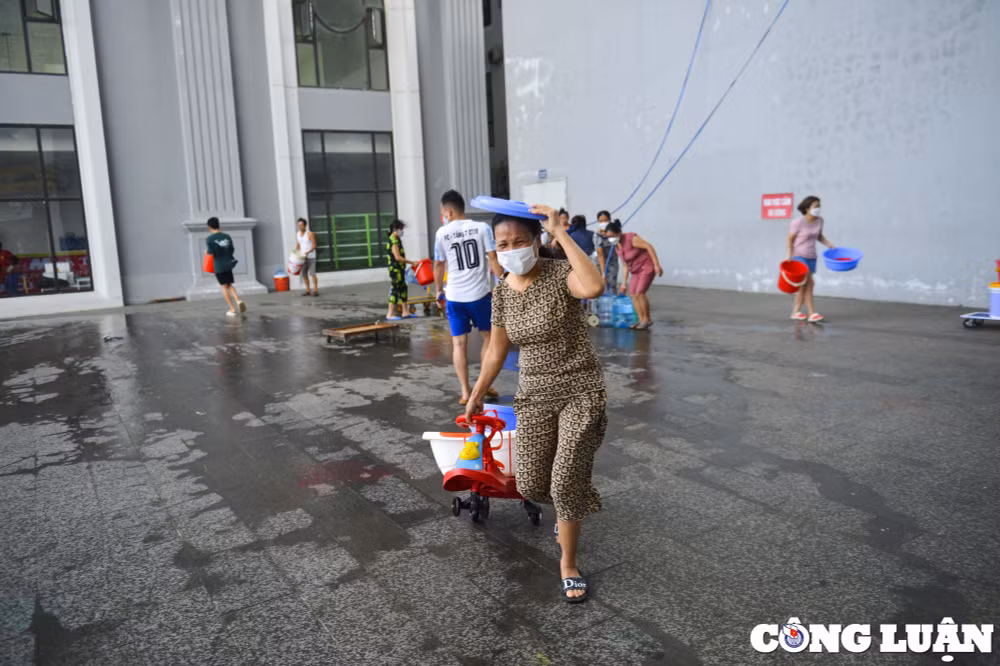 ha noi thieu nuoc sach nguoi dan o chung cu xach xo chau lay nuoc ve sinh hoat hinh 7