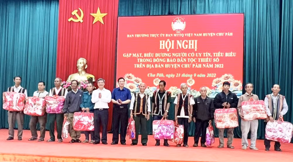 huyen chu pah gia lai gap mat bieu duong 72 nguoi co uy tin tieu bieu trong dong bao dan toc thieu so hinh 3