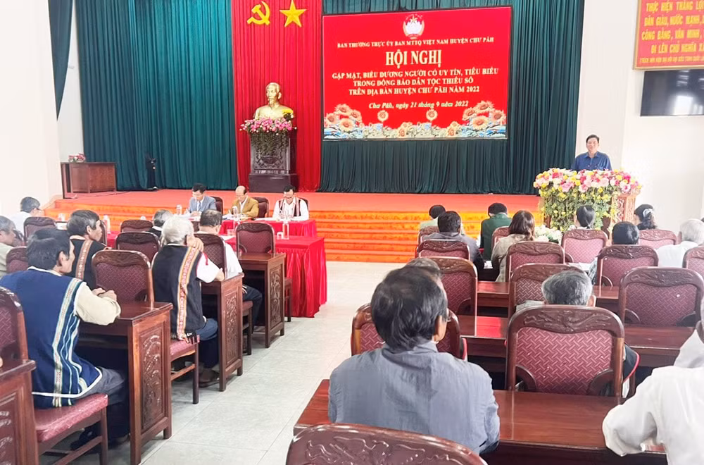 huyen chu pah gia lai gap mat bieu duong 72 nguoi co uy tin tieu bieu trong dong bao dan toc thieu so hinh 1