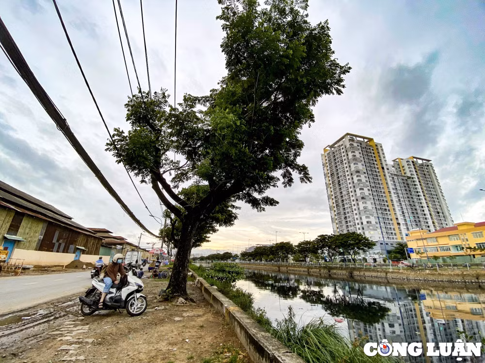 khu nha xuong o ben binh dong tu tap nap tren ben duoi thuyen nay chi con canh diu hiu hinh 17