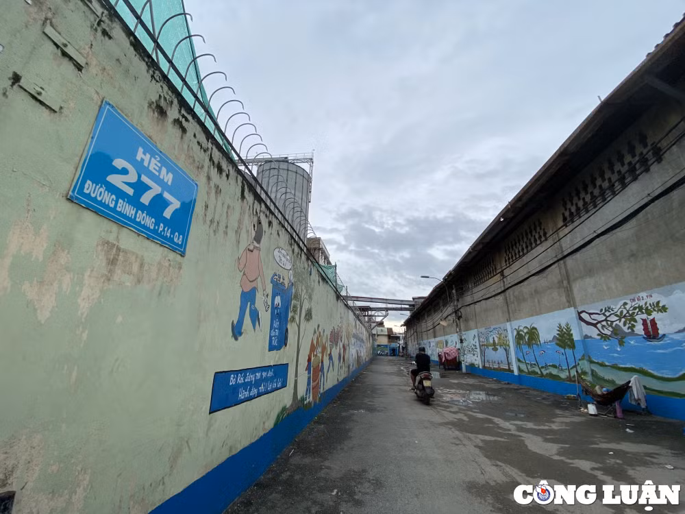 khu nha xuong o ben binh dong tu tap nap tren ben duoi thuyen nay chi con canh diu hiu hinh 15