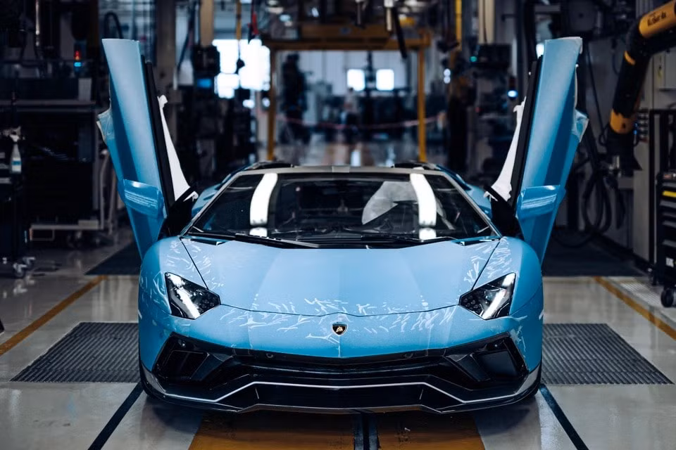 lamborghini aventador chinh thuc khai tu hinh 1