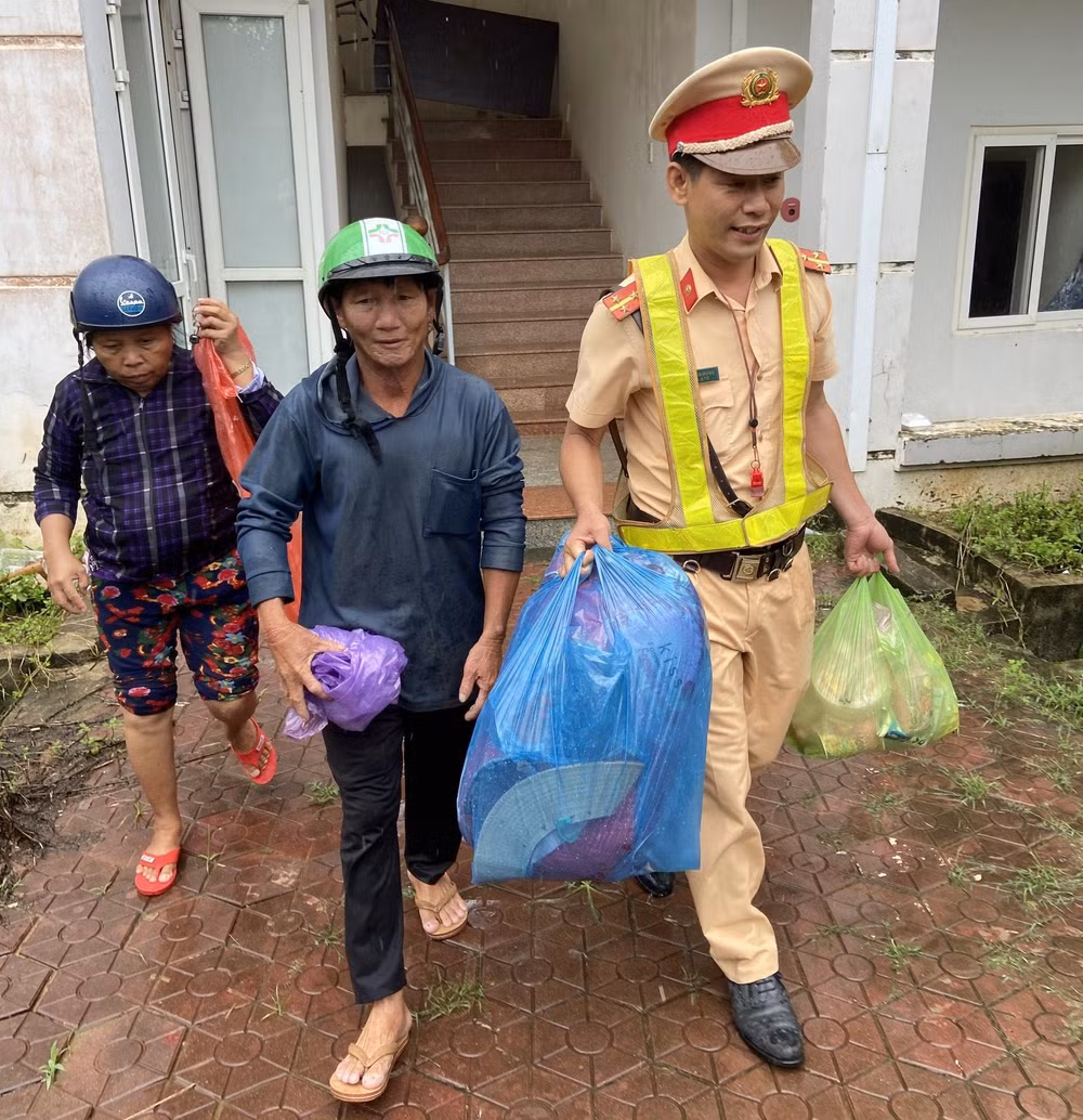 dam bao an toan giao thong giup nhan dan phong chong bao so 4 hinh 2