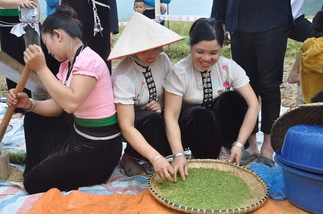 tung bung le hoi com tu le va le hoi ton vinh cay che shan tuyet co thu suoi giang hinh 1