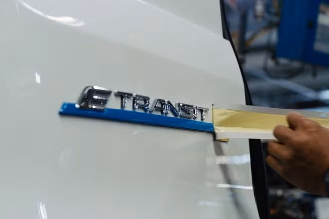 ford khong the giao xe den khach hang do tinh trang thieu logo hinh 2