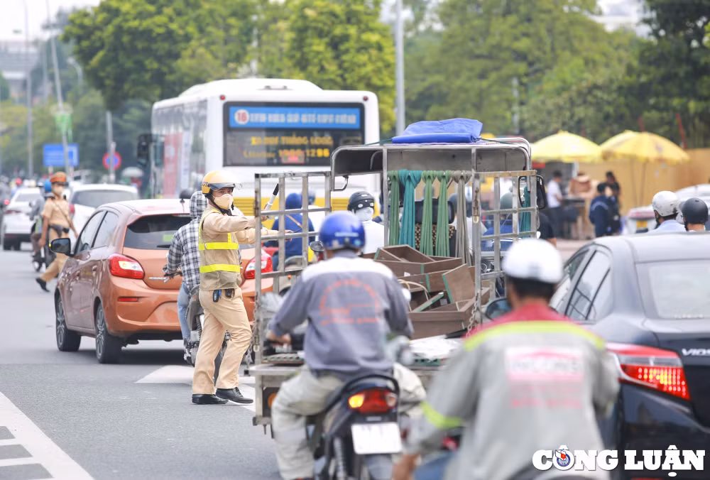 ha noi csgt bat dau ghi hinh va xu phat cac phuong tien di vao lan khan cap tren vanh dai 3 hinh 11