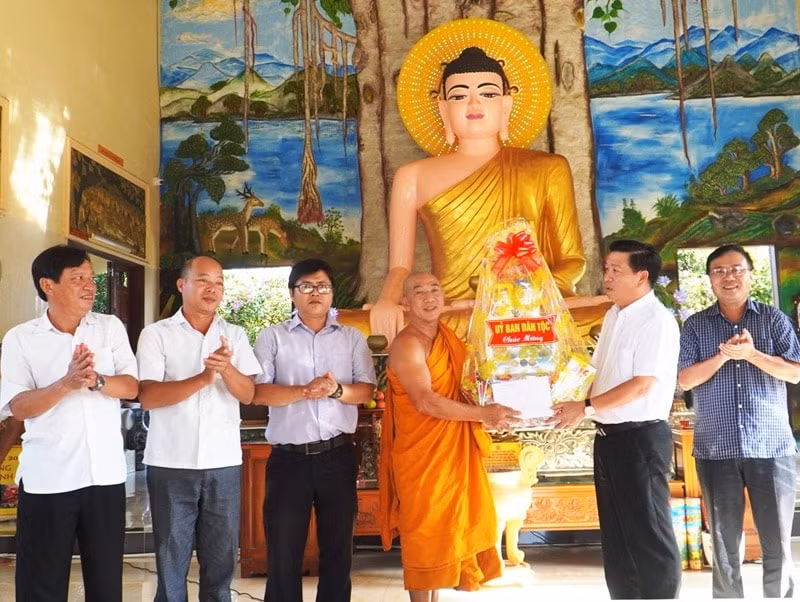 doan cong tac uy ban dan toc chuc mung le sen dolta cua dong bao khmer hinh 1