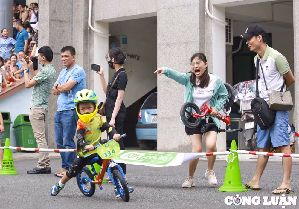 ha noi ngo ngang man trinh dien cua hon 500 tay dua nhi tai giai dua xe thang bang hinh 21