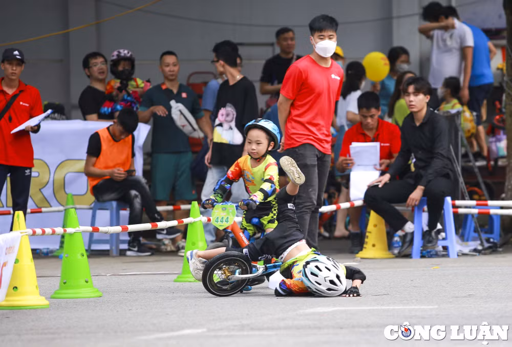 ha noi ngo ngang man trinh dien cua hon 500 tay dua nhi tai giai dua xe thang bang hinh 25