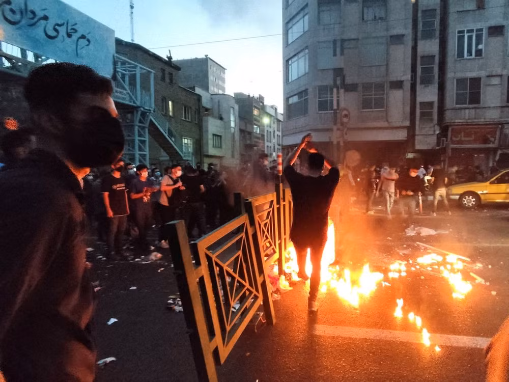 iran doi pho dut khoat voi cac cuoc bieu tinh hinh 1