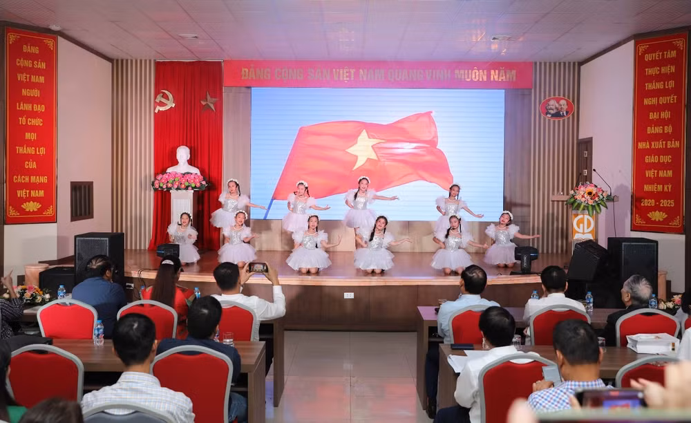 trao giai cuoc thi sang tac trang sach toi yeu hinh 4