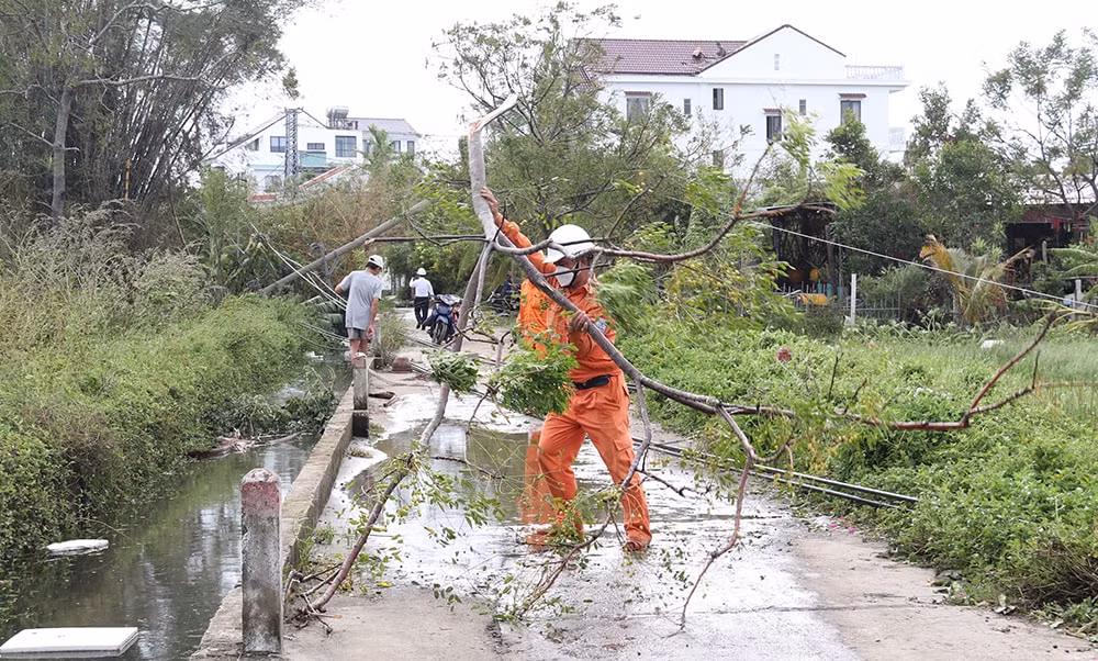 90 nguoi dan mien trung da duoc cap lai dien sau anh huong cua bao noru hinh 1