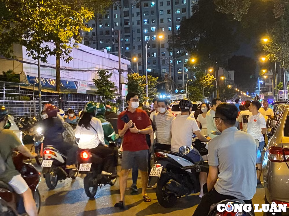 tp hcm dong nghit nguoi den xem giao huu giua tuyen viet nam singapore hinh 8