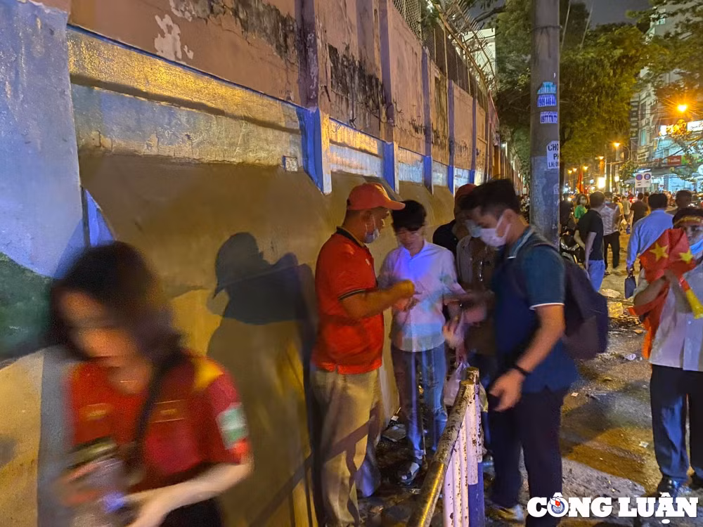 tp hcm dong nghit nguoi den xem giao huu giua tuyen viet nam singapore hinh 4
